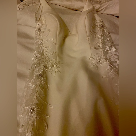 Beautiful wedding dress with a lovely train. - Picture 6 of 11